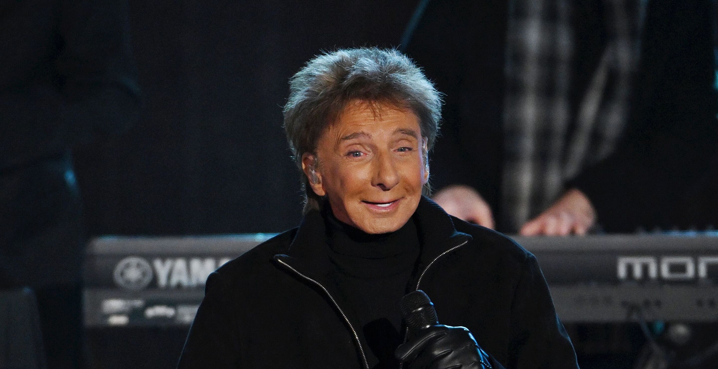 Barry Manilow Says He's Insulted That No One Cared When He Came Out As Gay