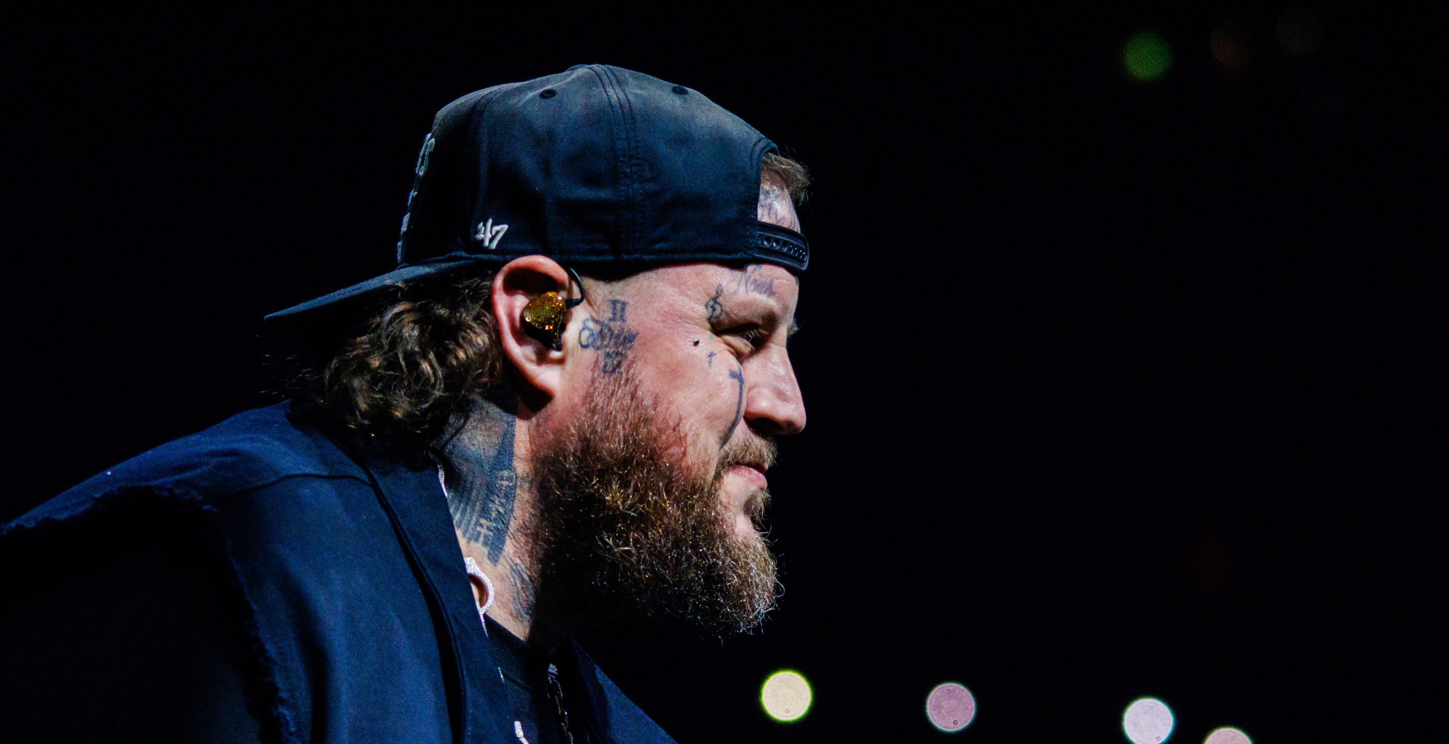 The Surprising Way Jelly Roll And His Crew Passes The Time Backstage