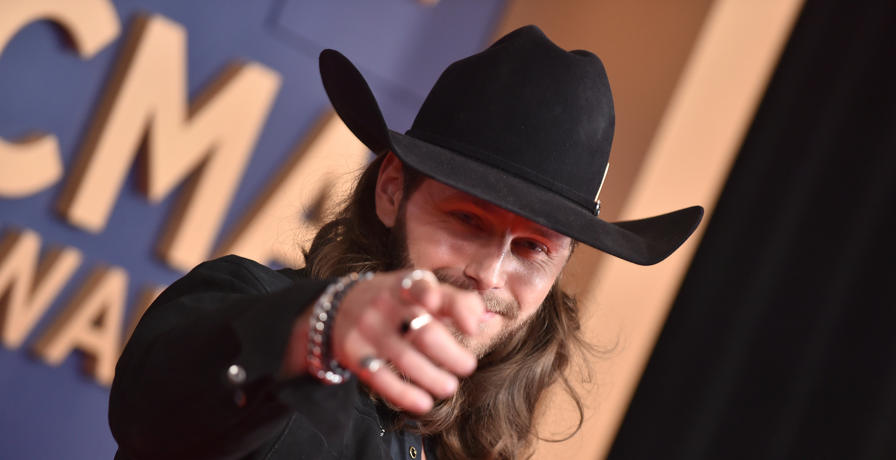 Warren Zeiders Has Meltdown On Stage And Kicks Out Fan Who Shot Him The Bird