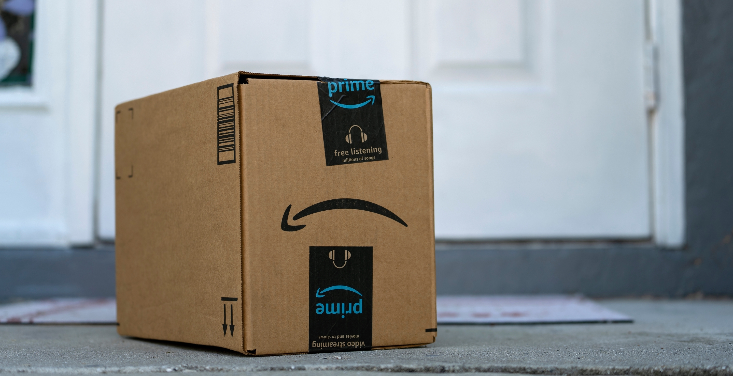 Amazon Delivery Driver Caught Dropping Pants And Using Bathroom On Family's Front Porch