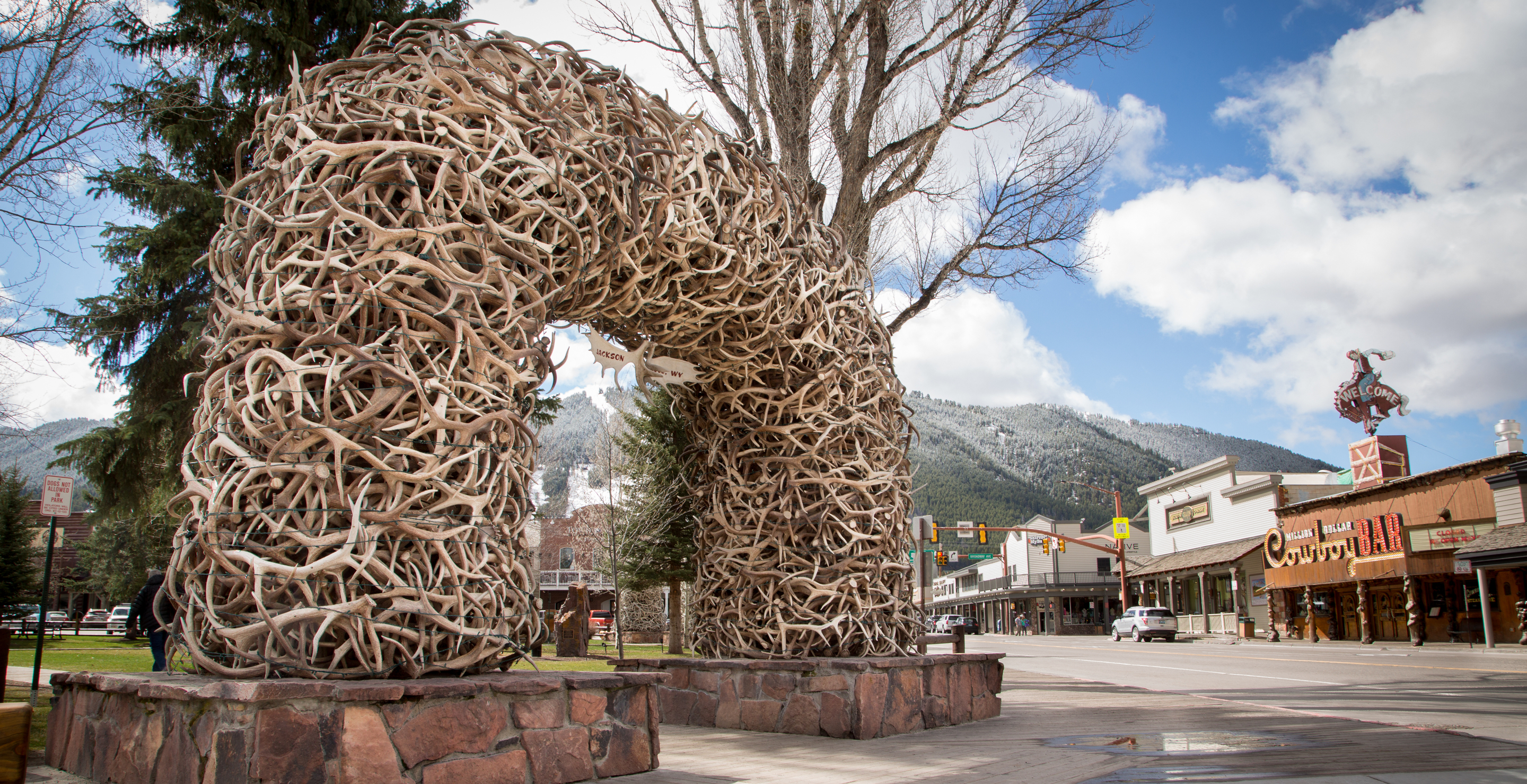 Drunk Man Tries To Scale Giant Antler Monument To Impress Girl, It Doesn’t End Well