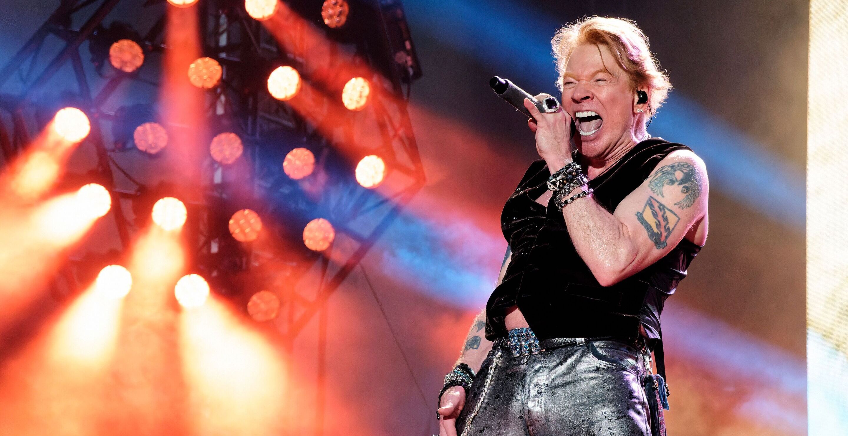 Guns 'N Roses Singer Axl Rose Sure Does Fall A Lot On Stage