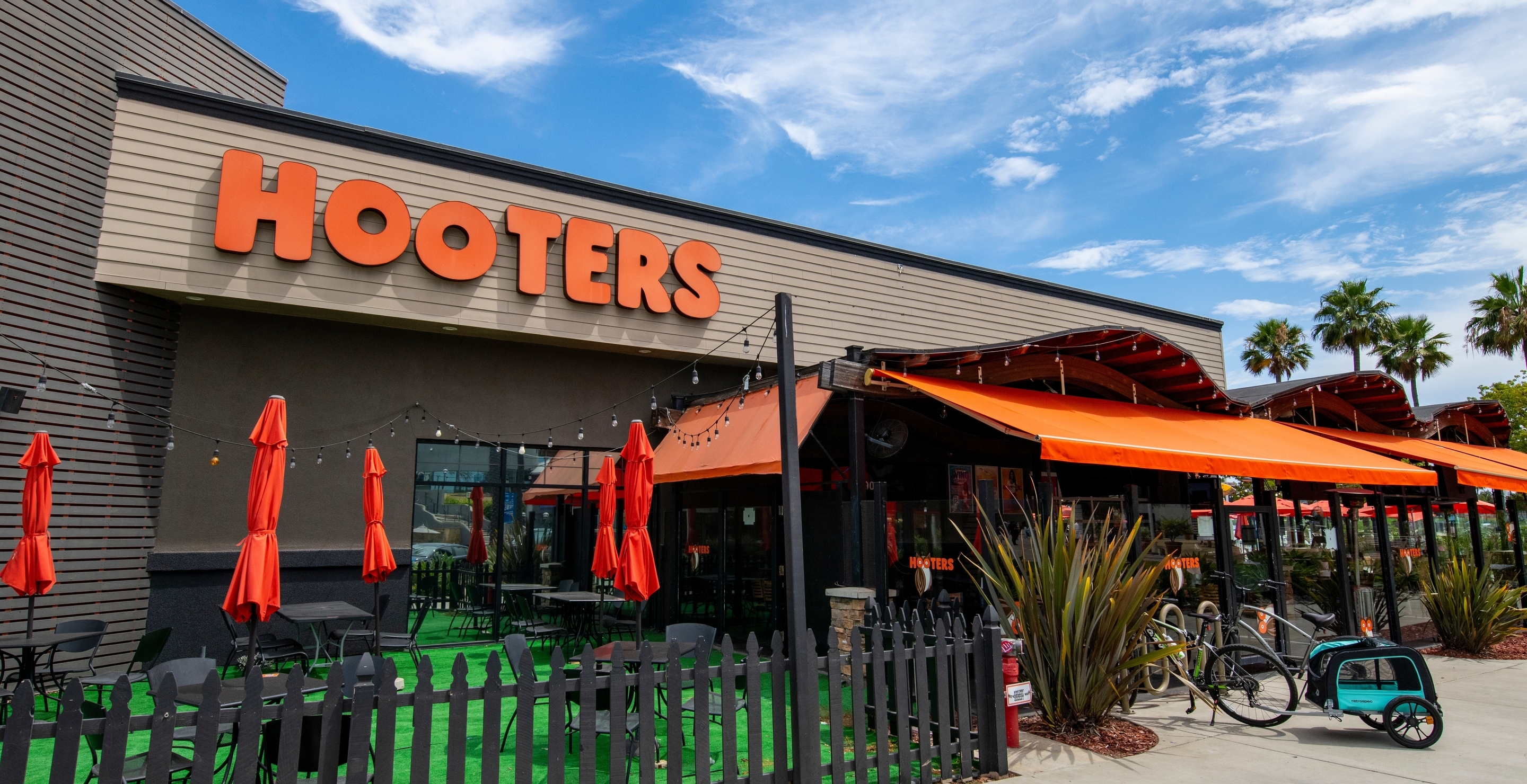 Hulk Hogan Buying Hooters Is Not A Crossover I Saw Coming