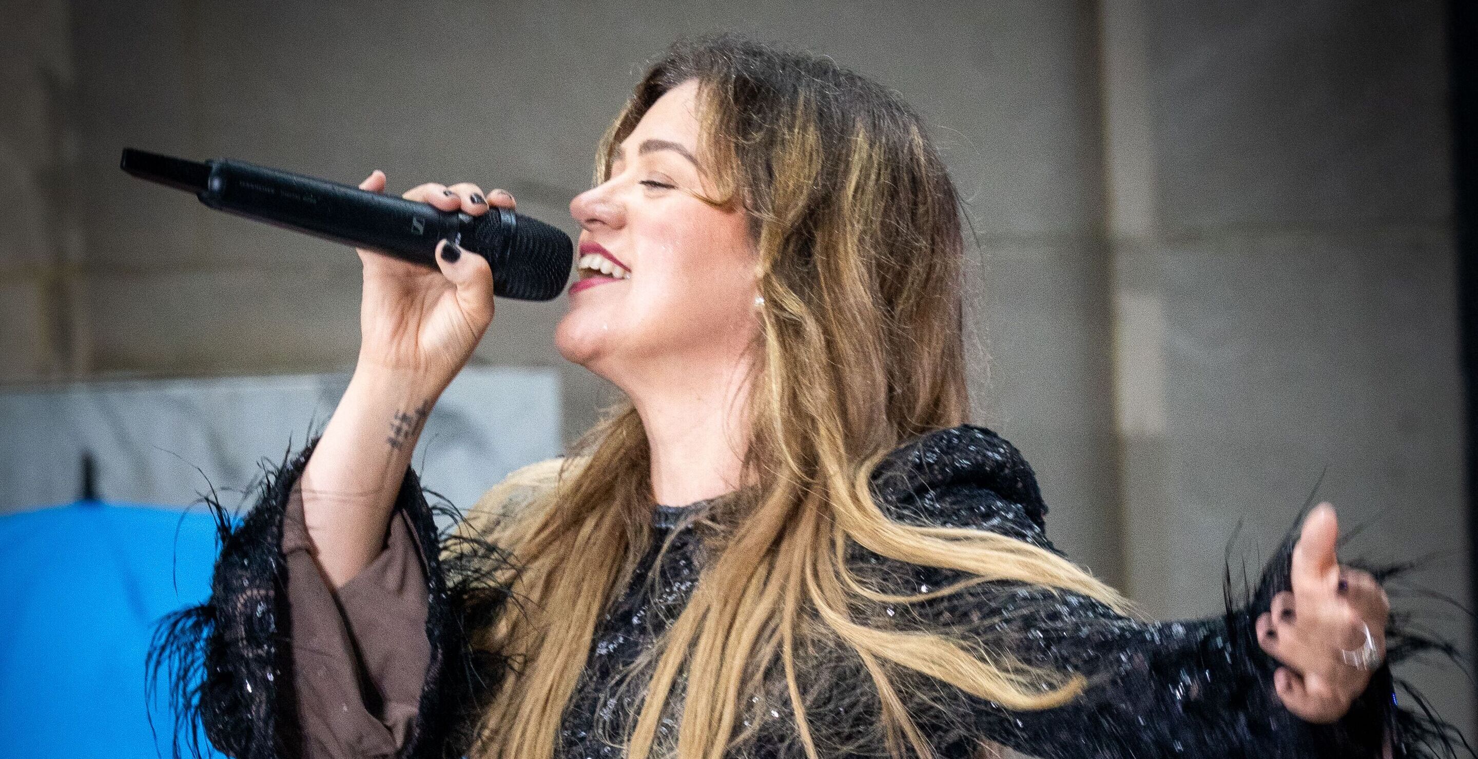 Kelly Clarkson Opens Up About How Talk Show Has Held Her Back