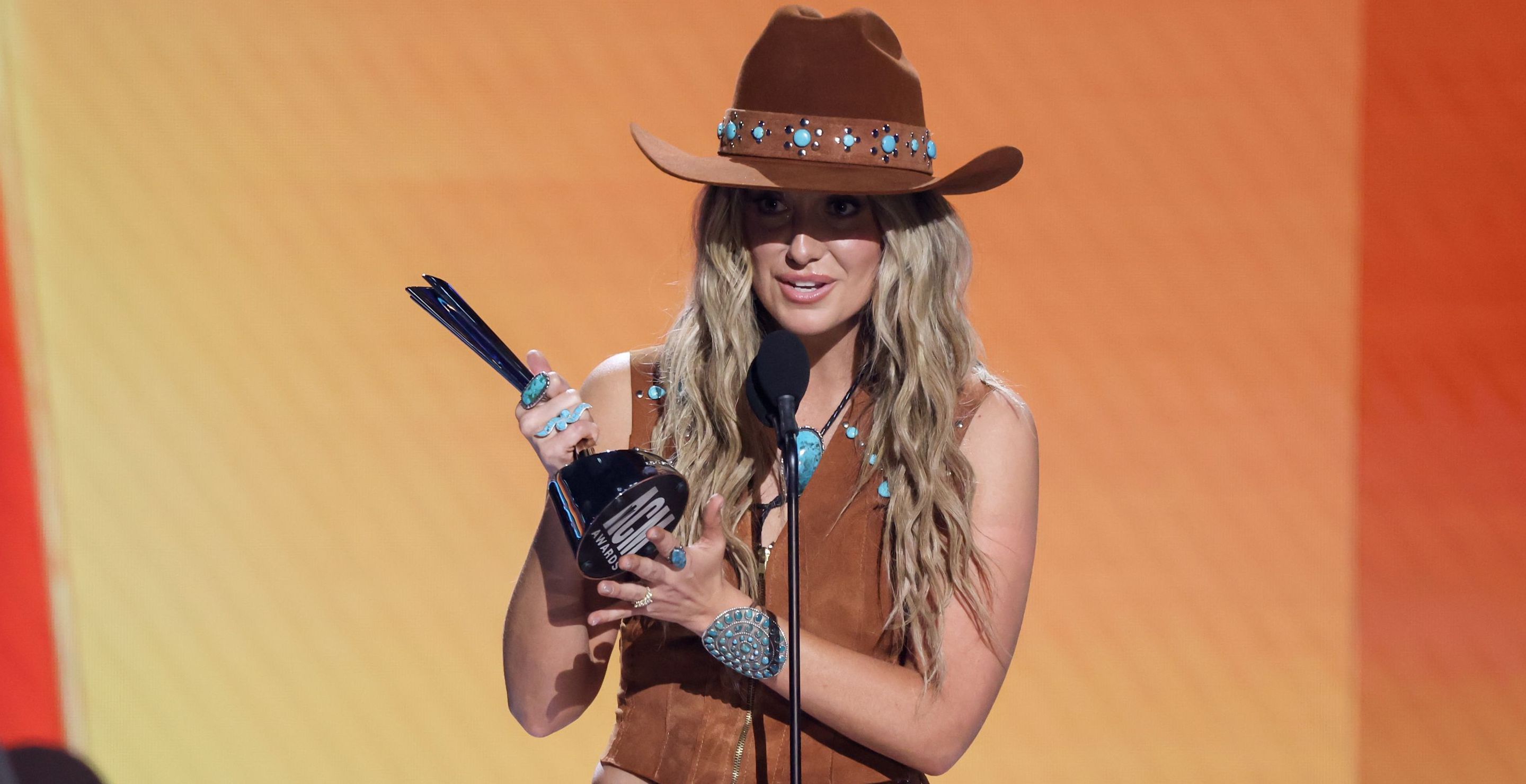 Lainey Wilson Reveals That Her Mom Helps Pick Out Her Songs