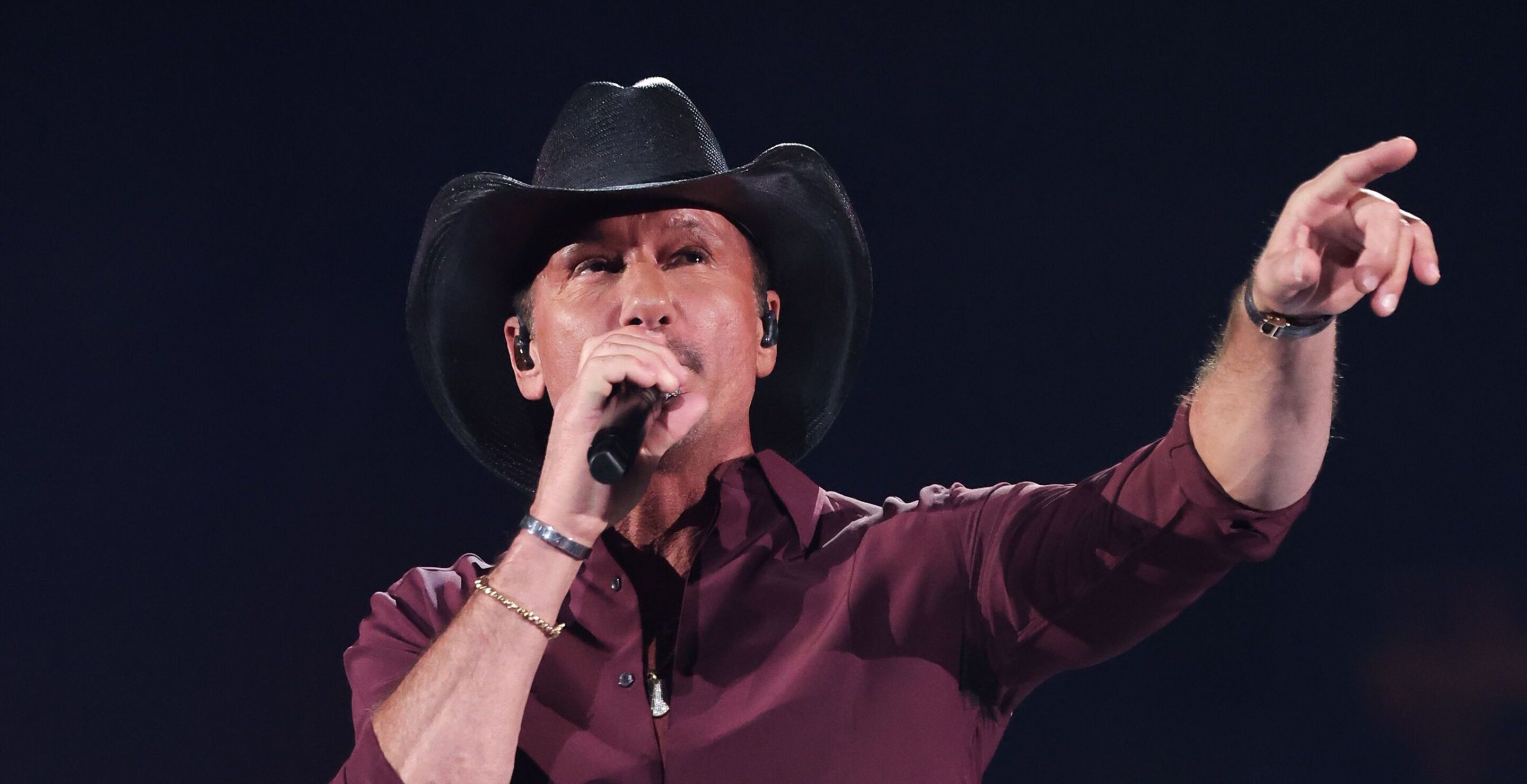 Tim McGraw Once Tried To Win Over A Fan Who Kept Flipping Him The Bird, Here's What Happened