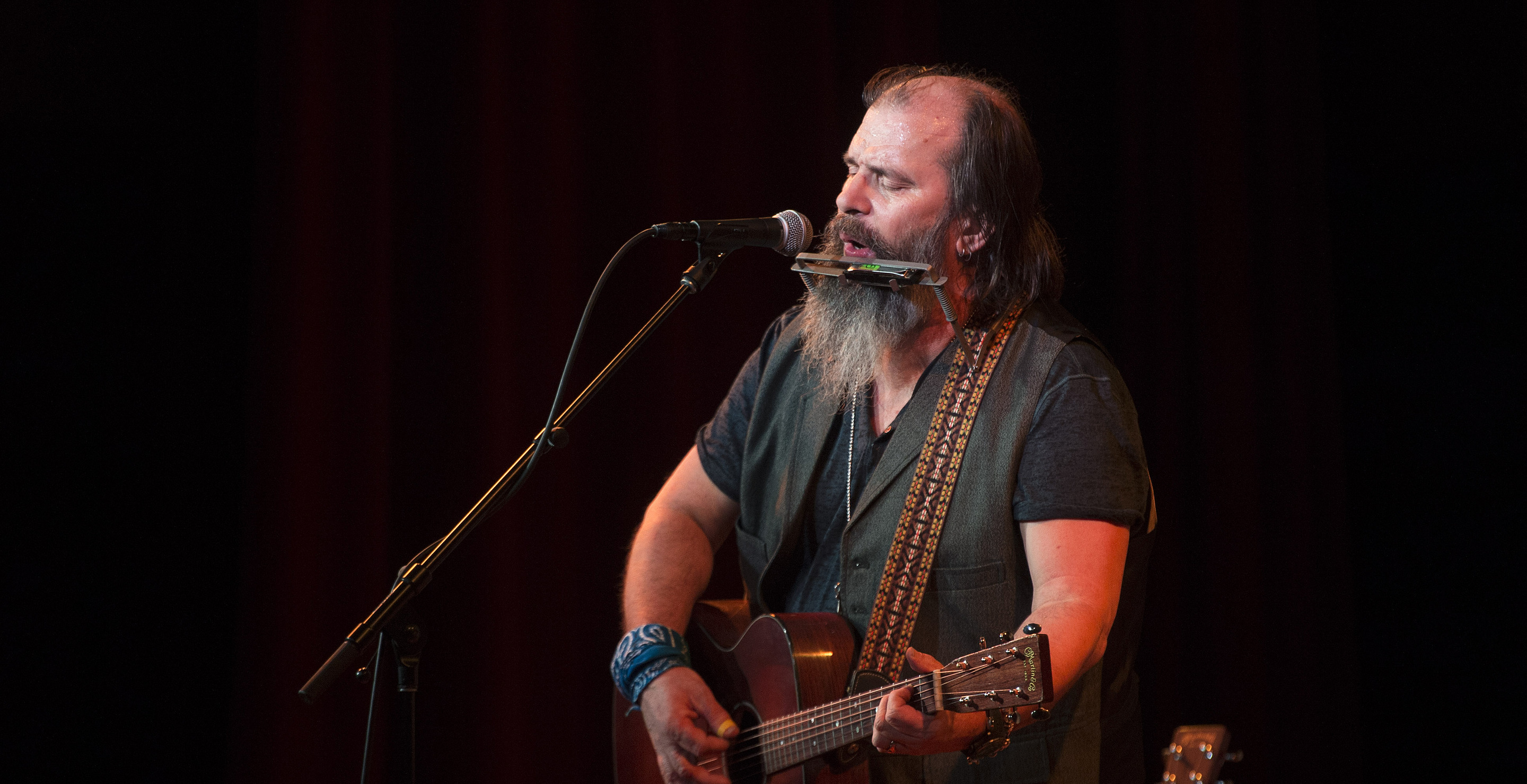 3 Outlaw Country Anthems That Still Slap Today