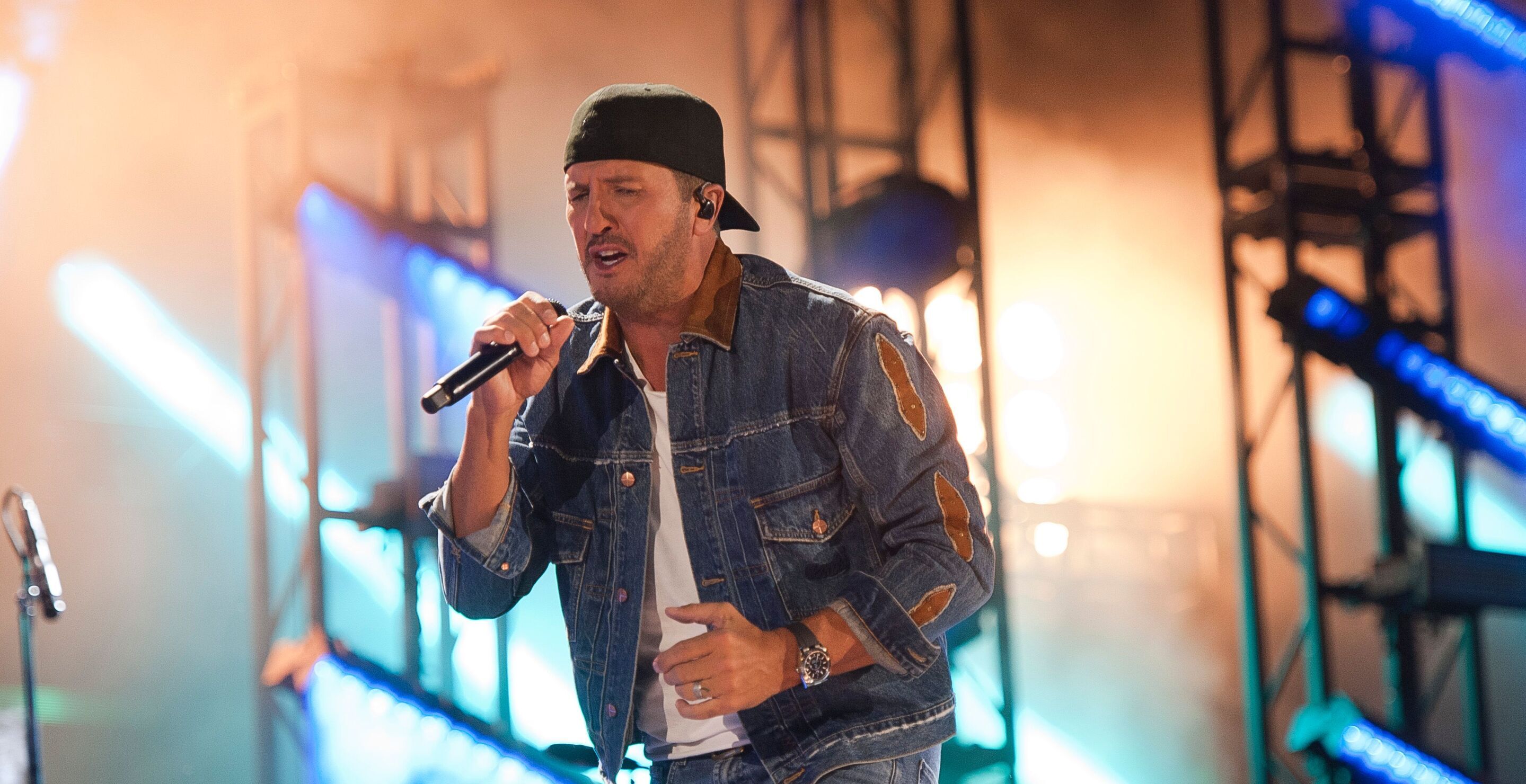 Luke Bryan Abruptly Stops Concert After He "Forgot All The Words" Of His Own Song