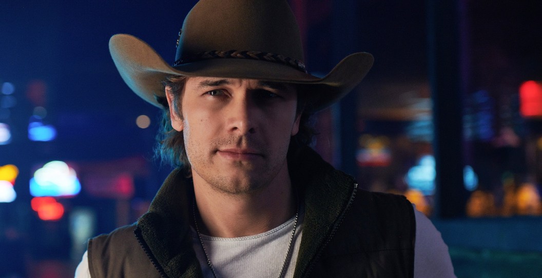 Country Superstar Goes Viral For Chiding Fans For Interrupting His Tribute to His Late Sister