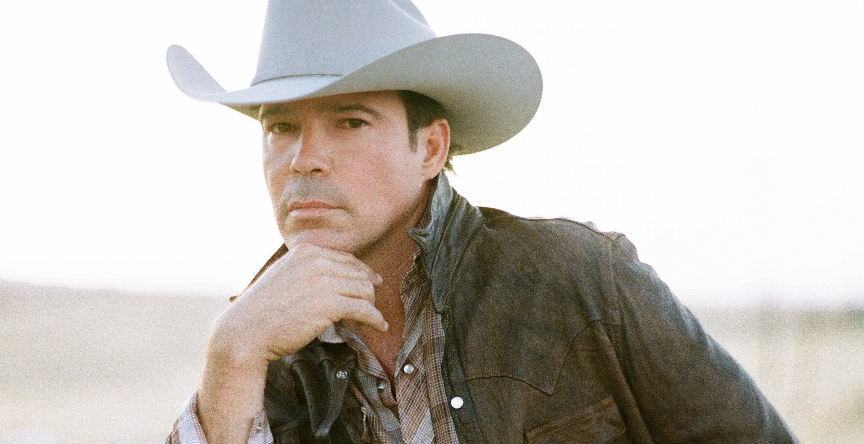 Country Music Superstar Cancels Show After Experiencing Side Effects From Chronic Disease