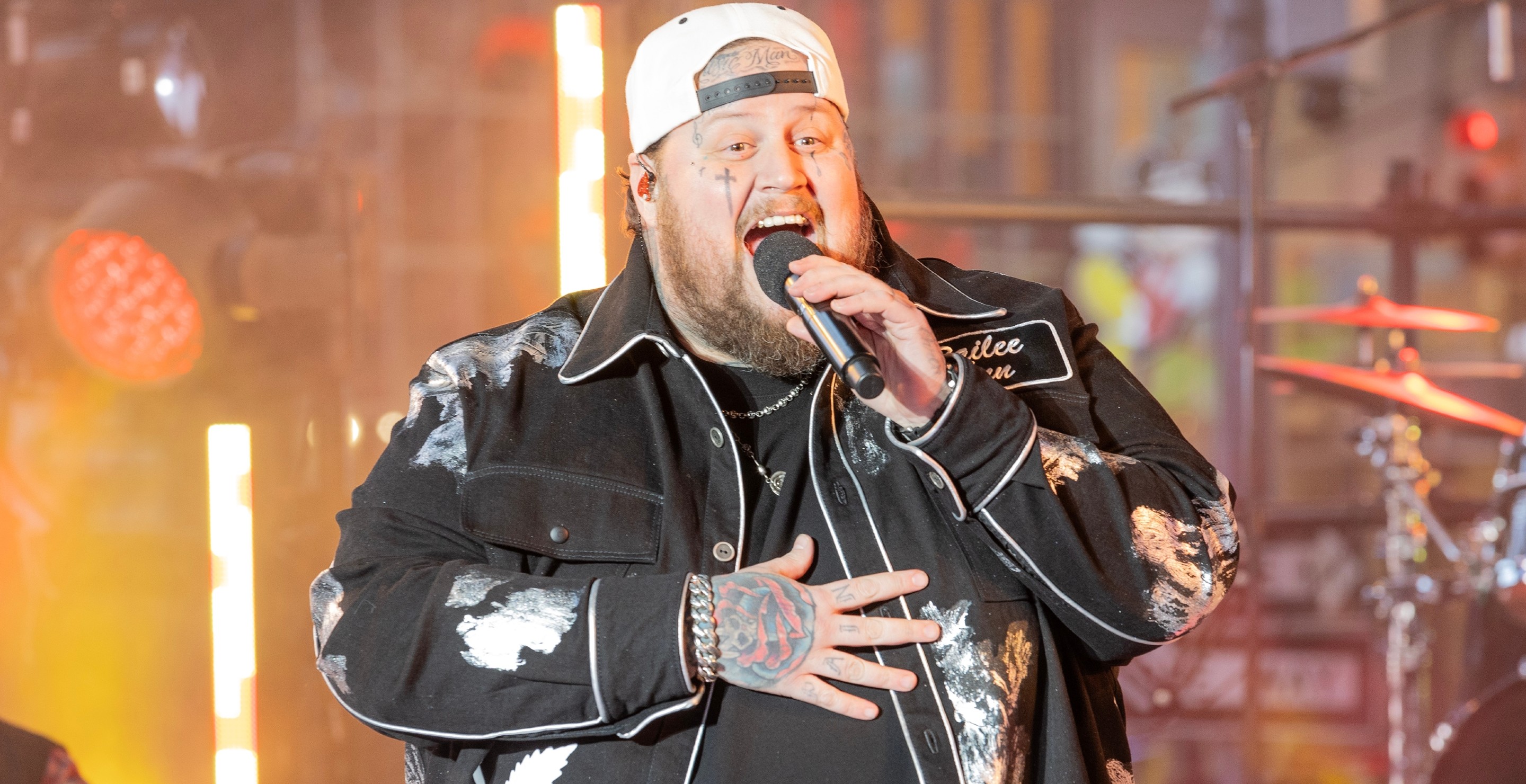 Jelly Roll Makes Fans Go Wild While Riding An Imaginary Pony On Stage