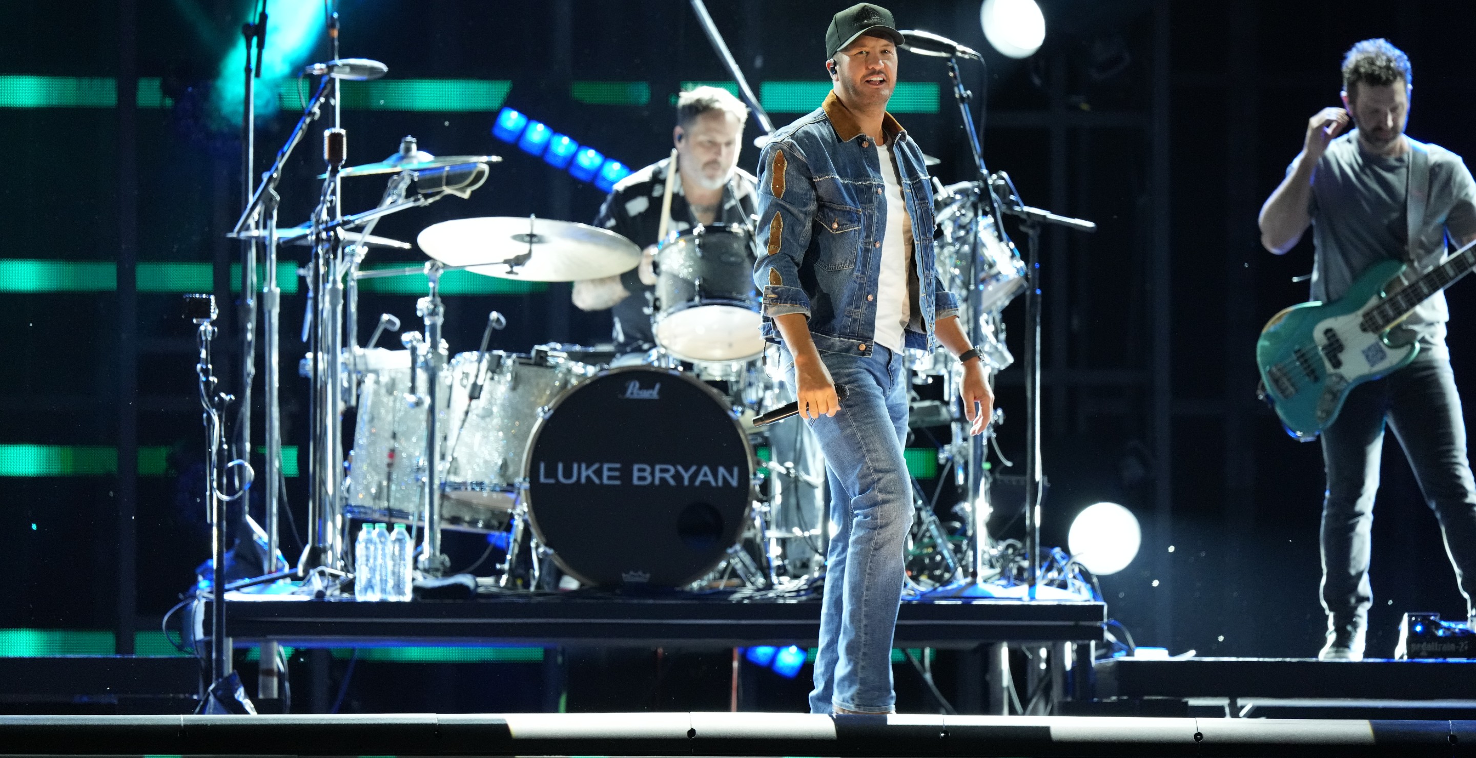 4 Of Country Music's Best Songs To Celebrate Summer