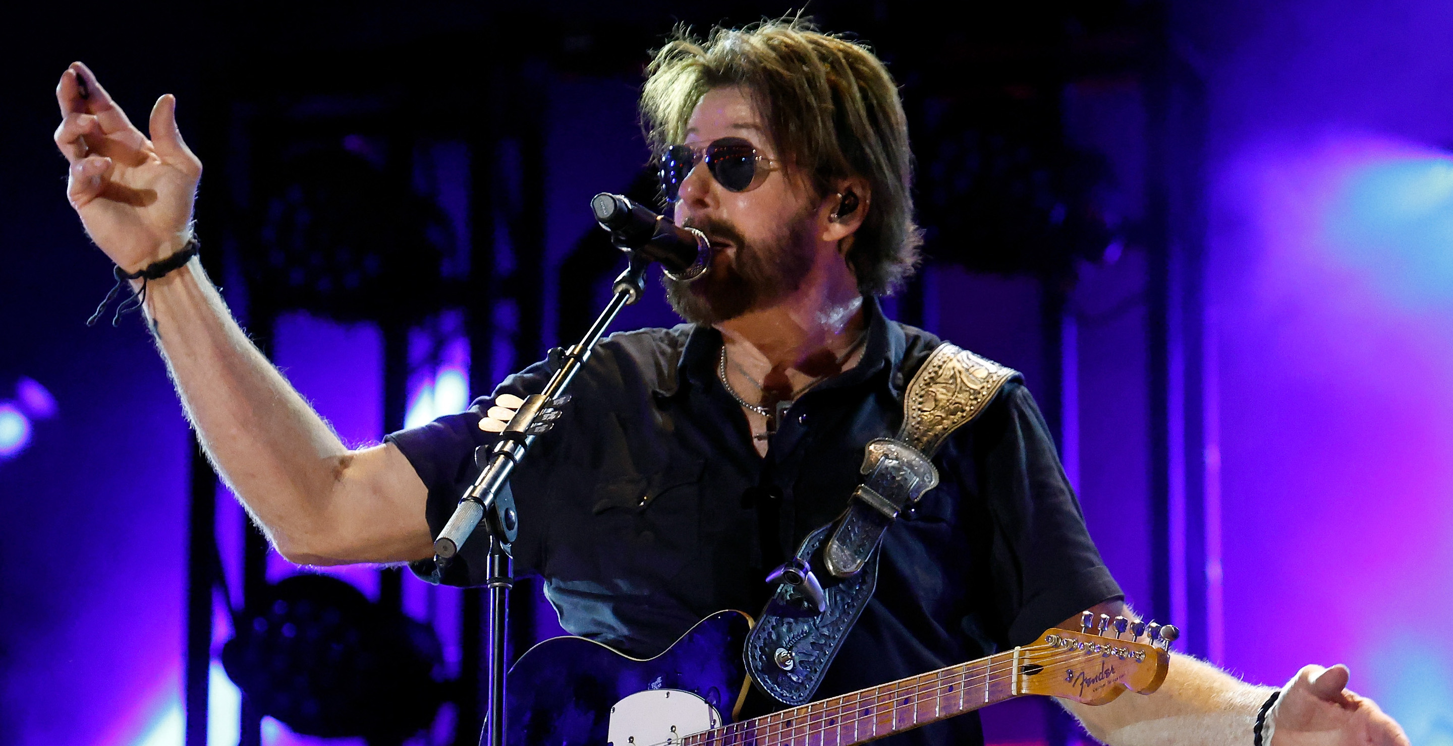 Ronnie Dunn Pulls Cheat Sheet to Sing "Whiskey Glasses" With Morgan Wallen