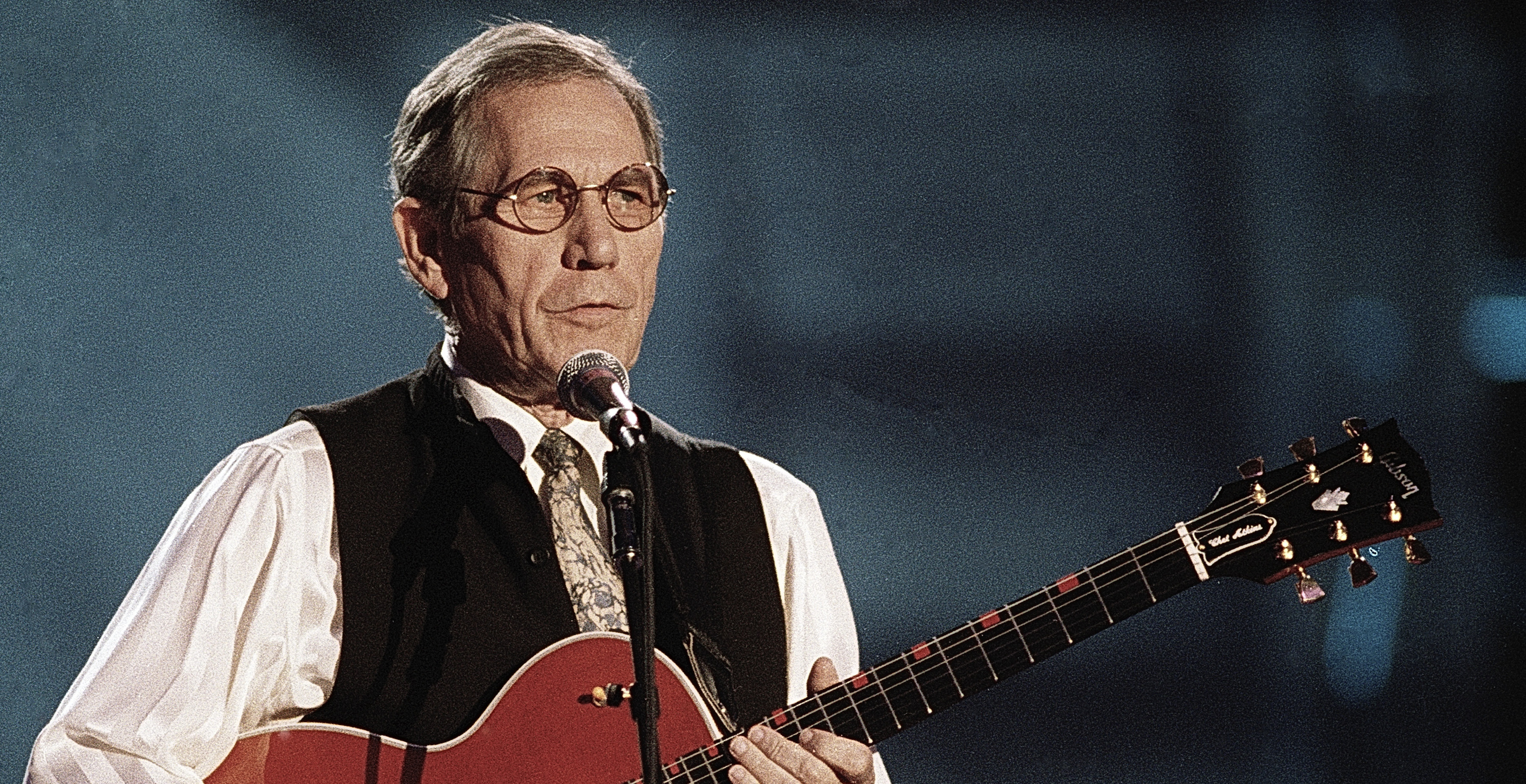 Chet Atkins and Floyd Cramer Describe Working With Hottest Stars in Nashville