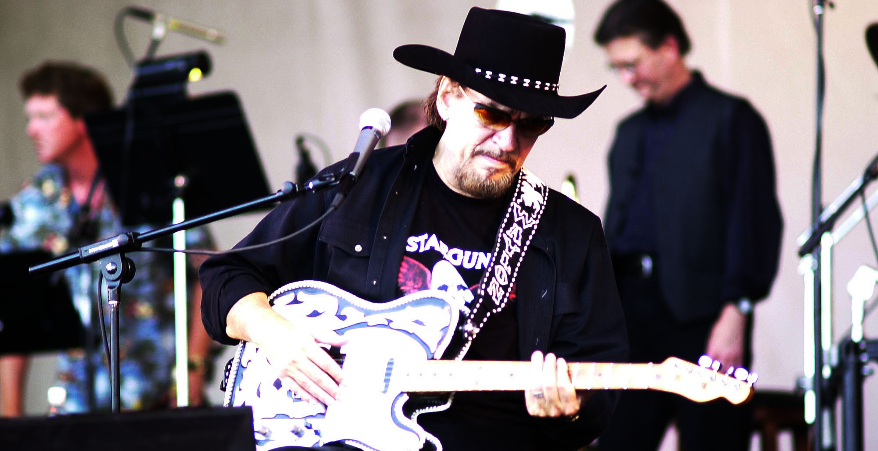 “I’m Gonna Blow Your Fingers Off” How a Long-Nosed Gun Made Its Way Into Waylon Jennings’ Studio (And What He Did With It)