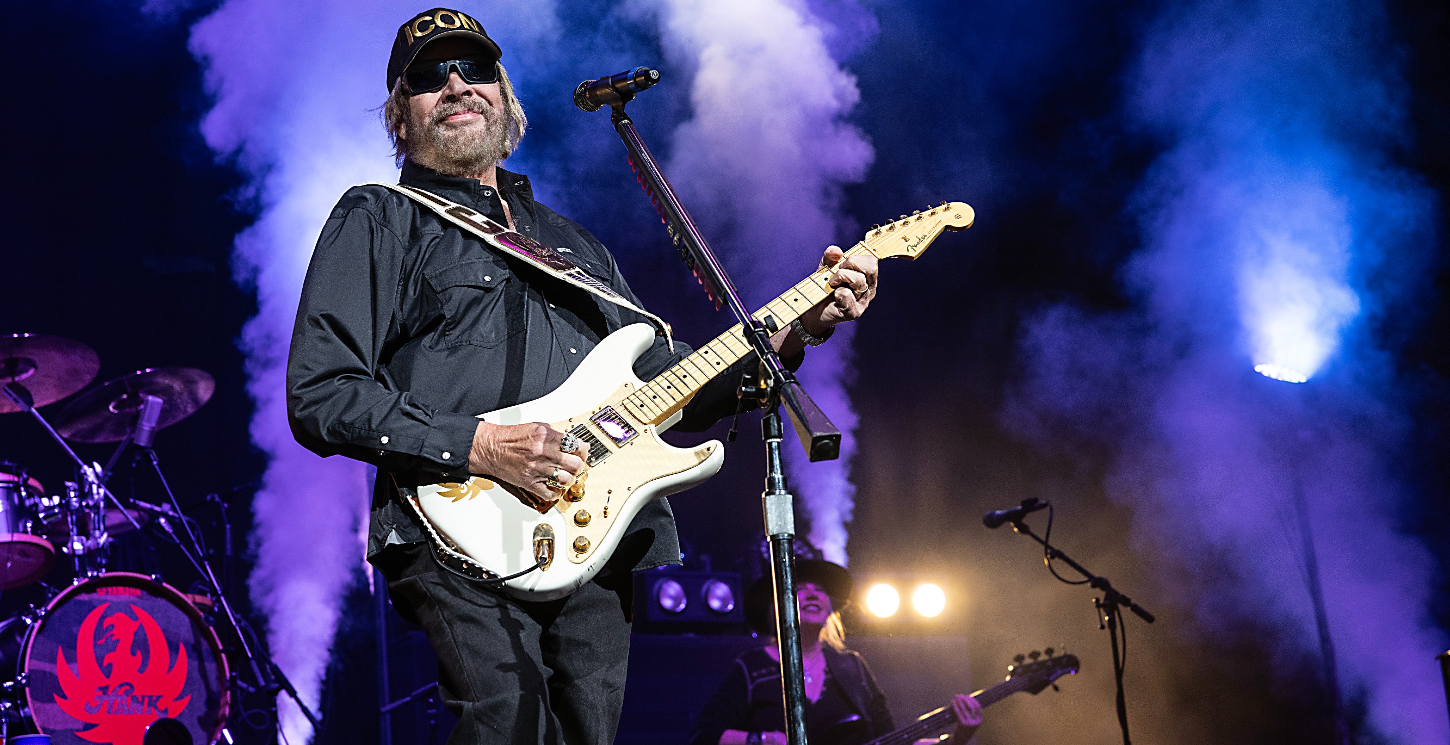 4 Outlaw Country Songs That Still Shake Things Up in the 21st Century