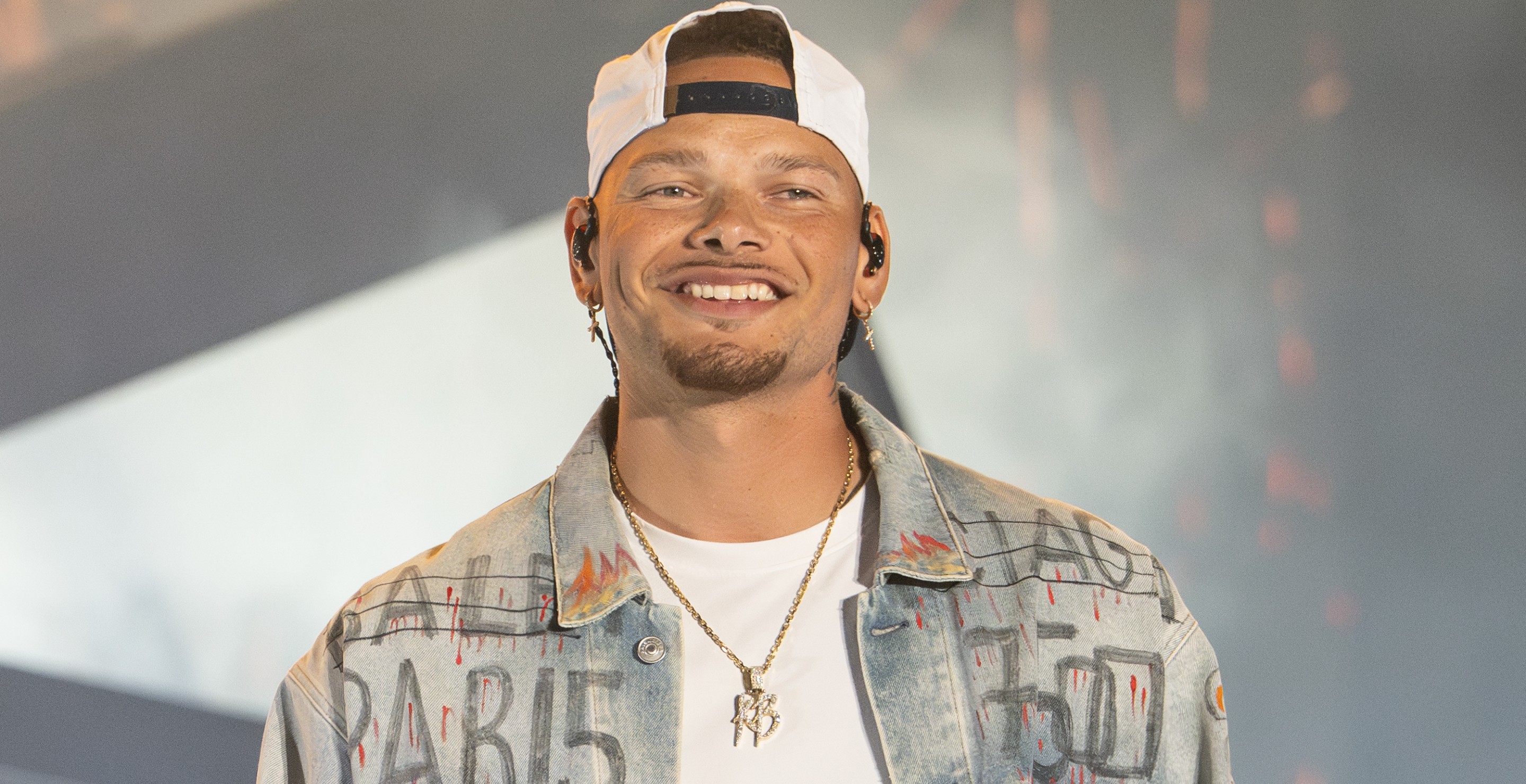 Kane Brown Uses A Diamond Rio Classic To Encourage His Fans To Hit The Gym