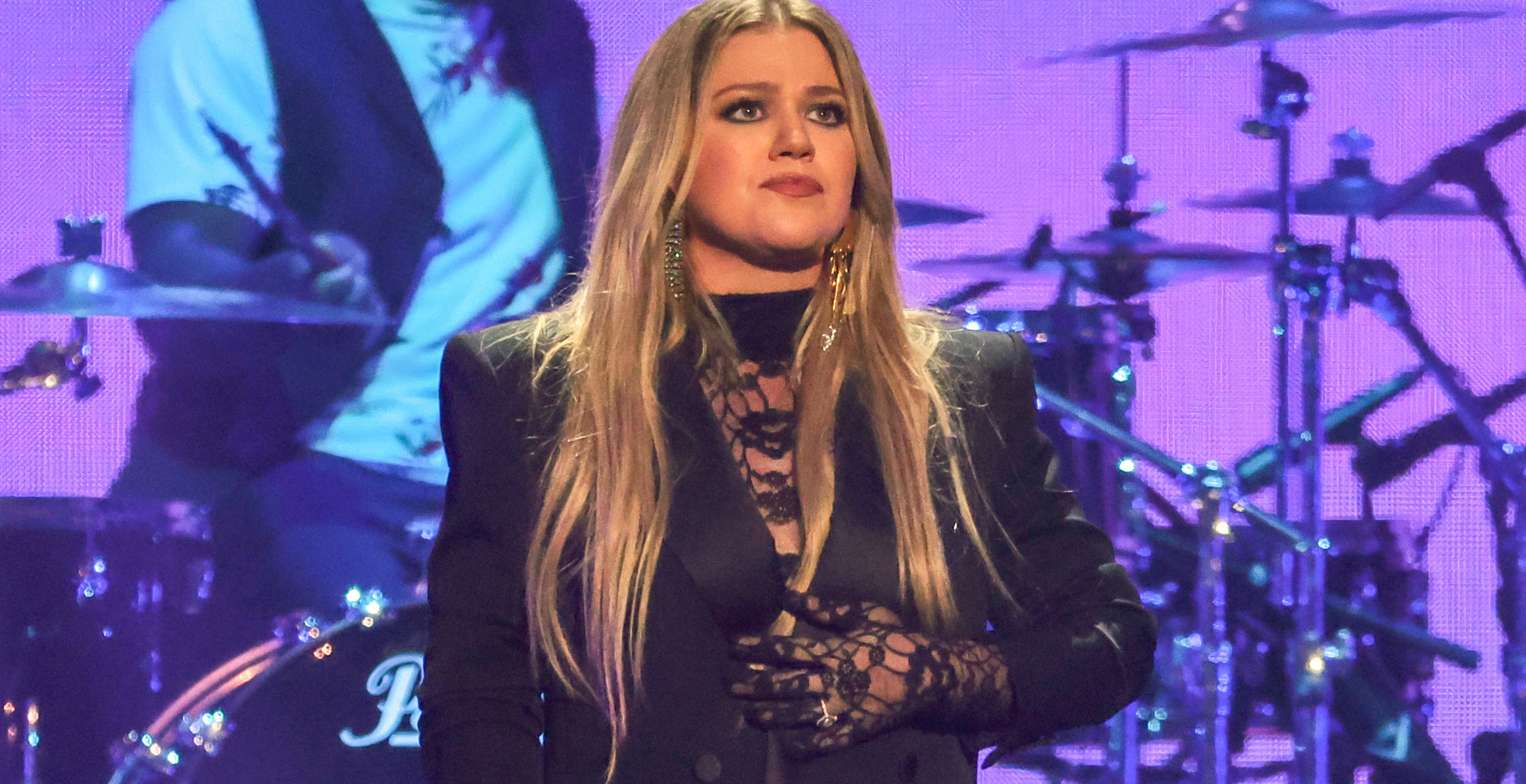 Kelly Clarkson Postpones Las Vegas Dates Due To Family Emergency