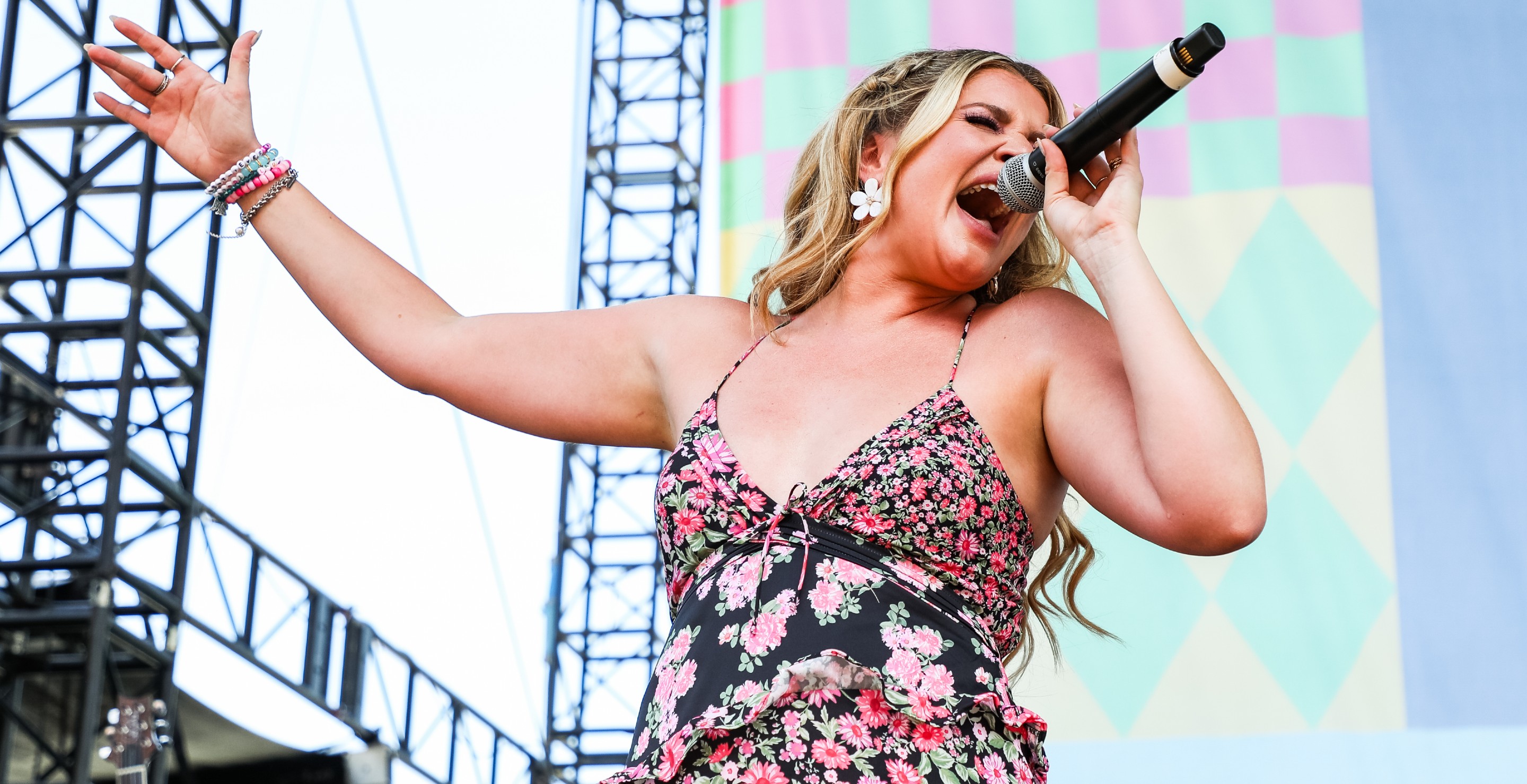 Lauren Alaina Will Tour With Her Infant Daughter In 2026