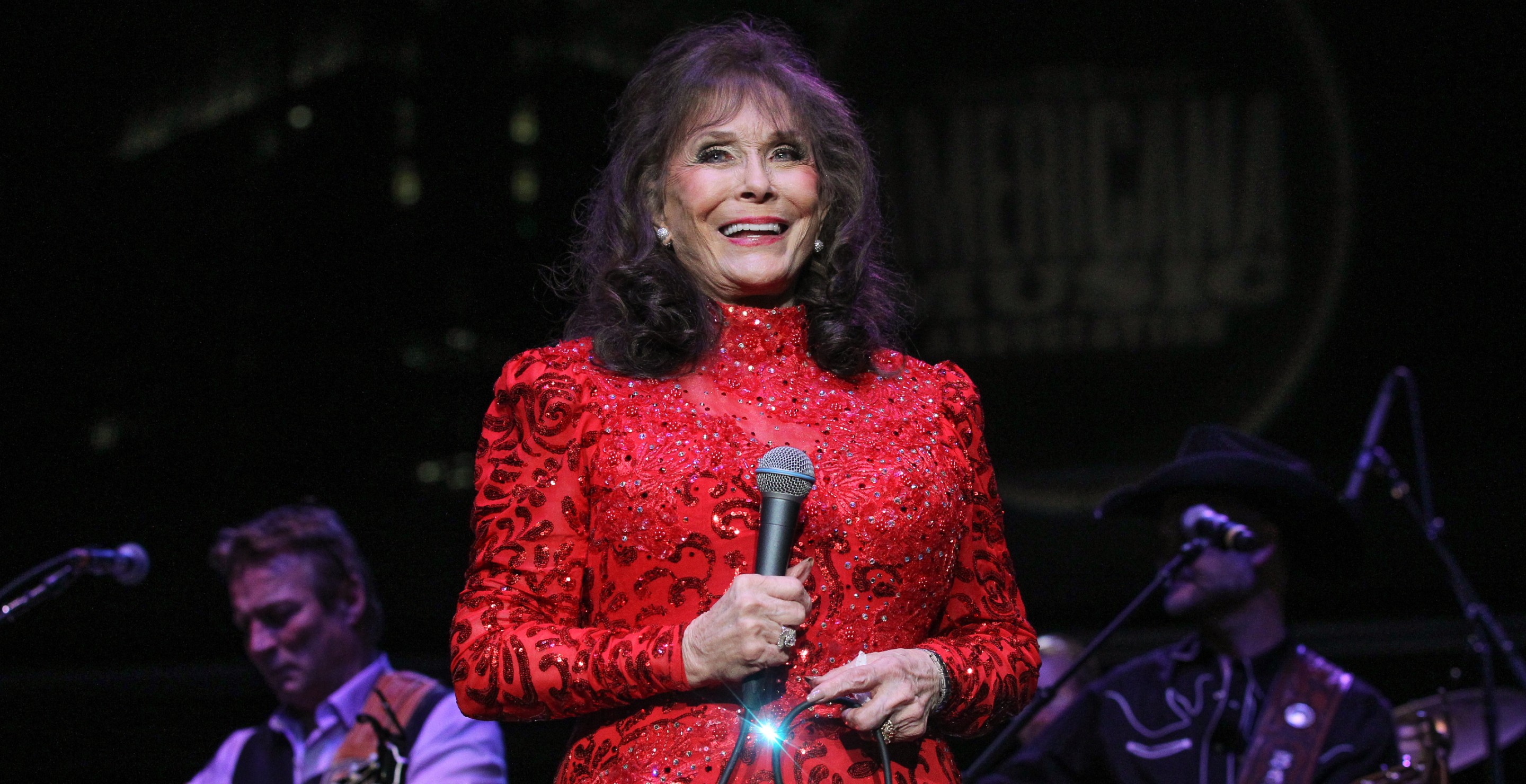 The Festive Holiday Song That Helped Kickstart Loretta Lynn’s Iconic Career
