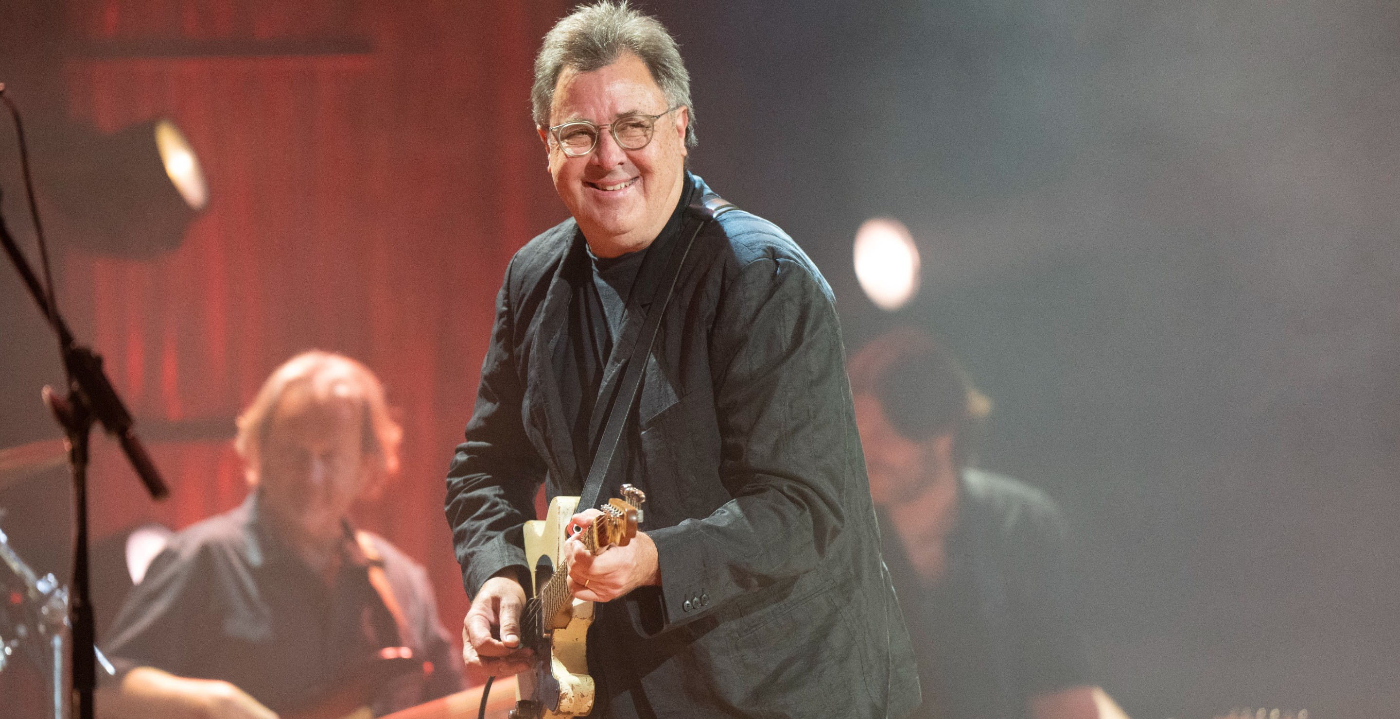 Vince Gill’s Surprising Pre-Show Routine in 1994 (And Why He’s Never Been Concerned With Looks)