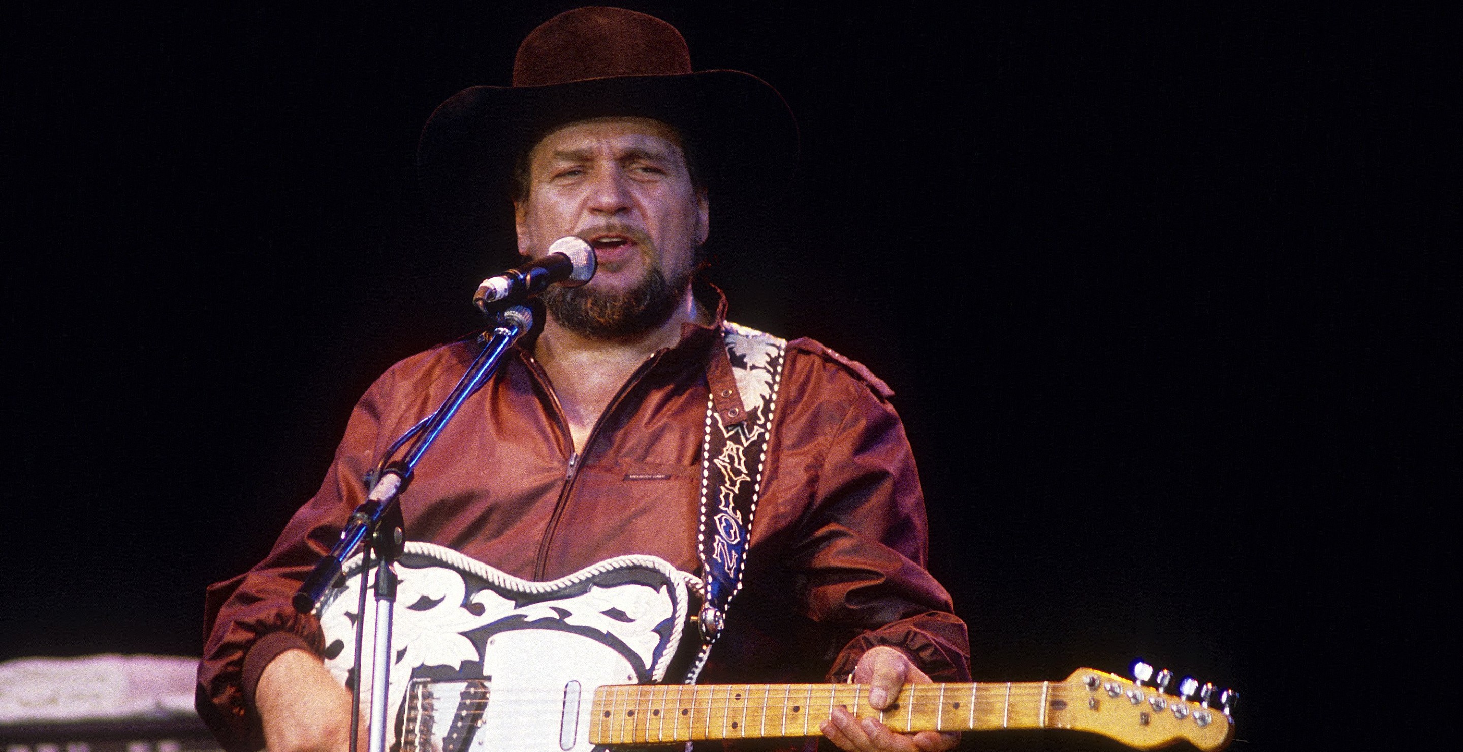 4 Iconic Outlaw Country Anthems You Need on Your Playlist