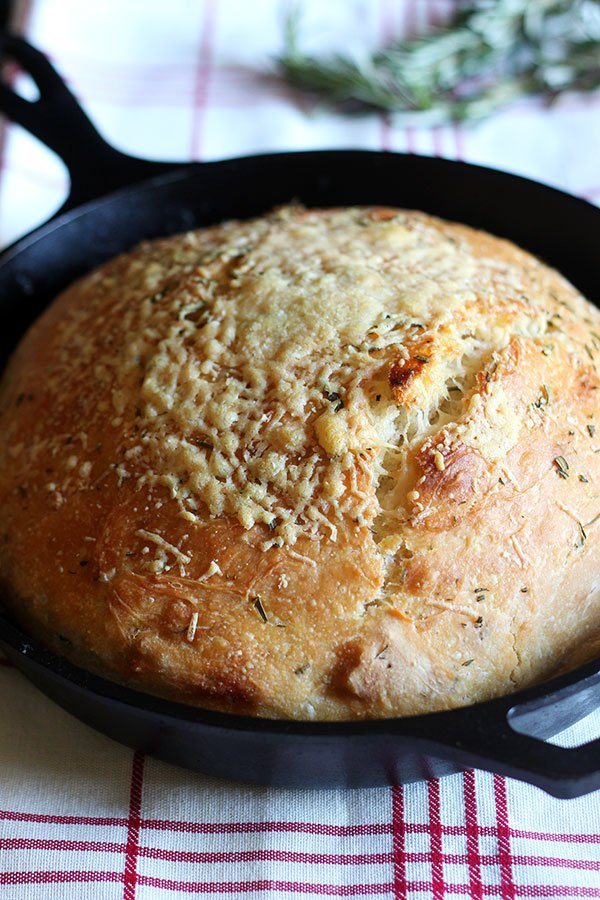 rosemary-parmesan-no-knead-skillet-bread-01
