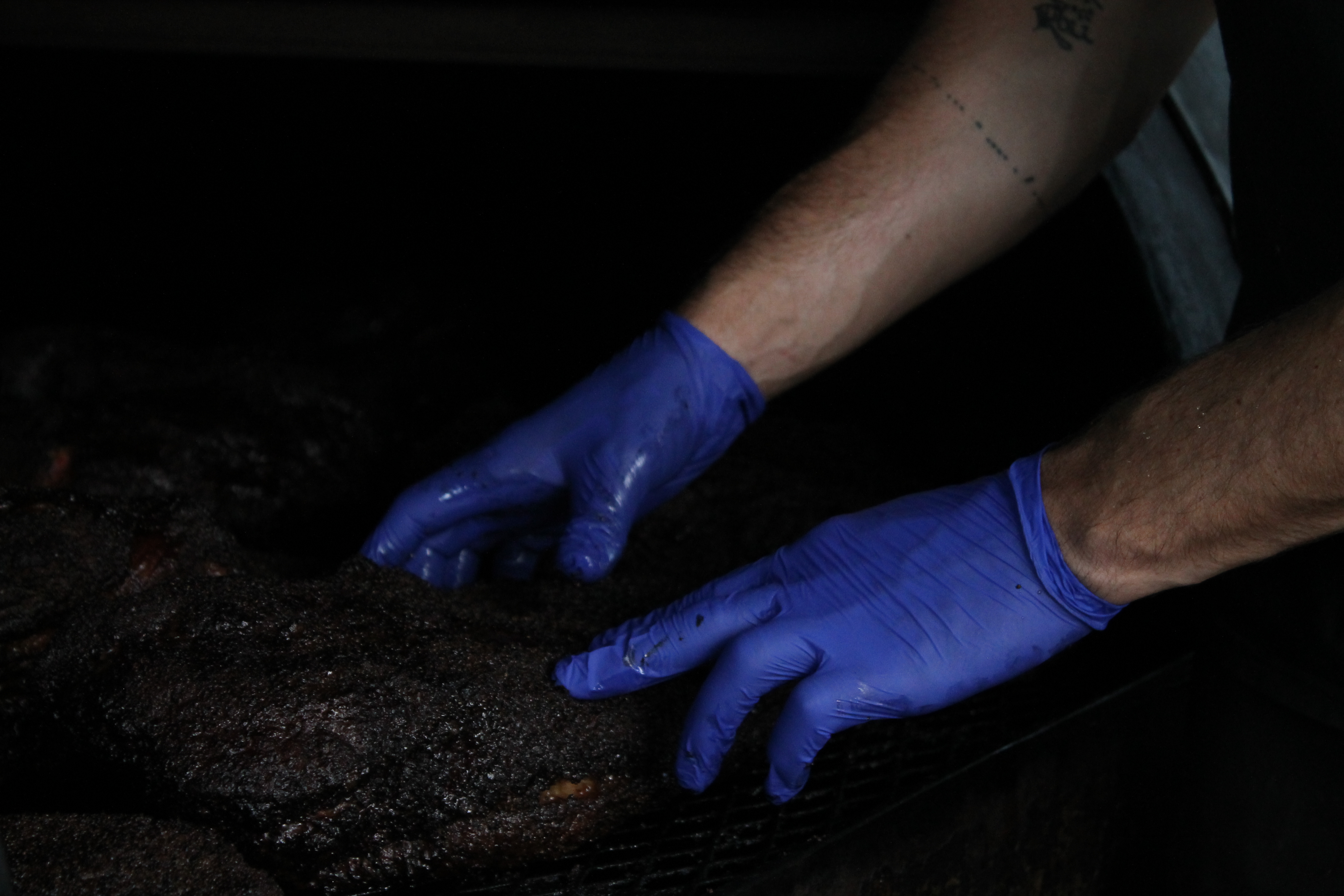 Testing-Briskets-la-barbecue