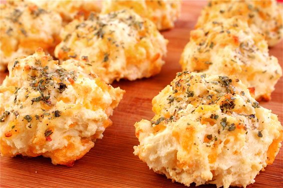 cheddar-garlic-biscuits-homemade-biscuits