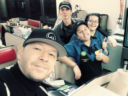 donnie-wahlberg-waffle-house-tip