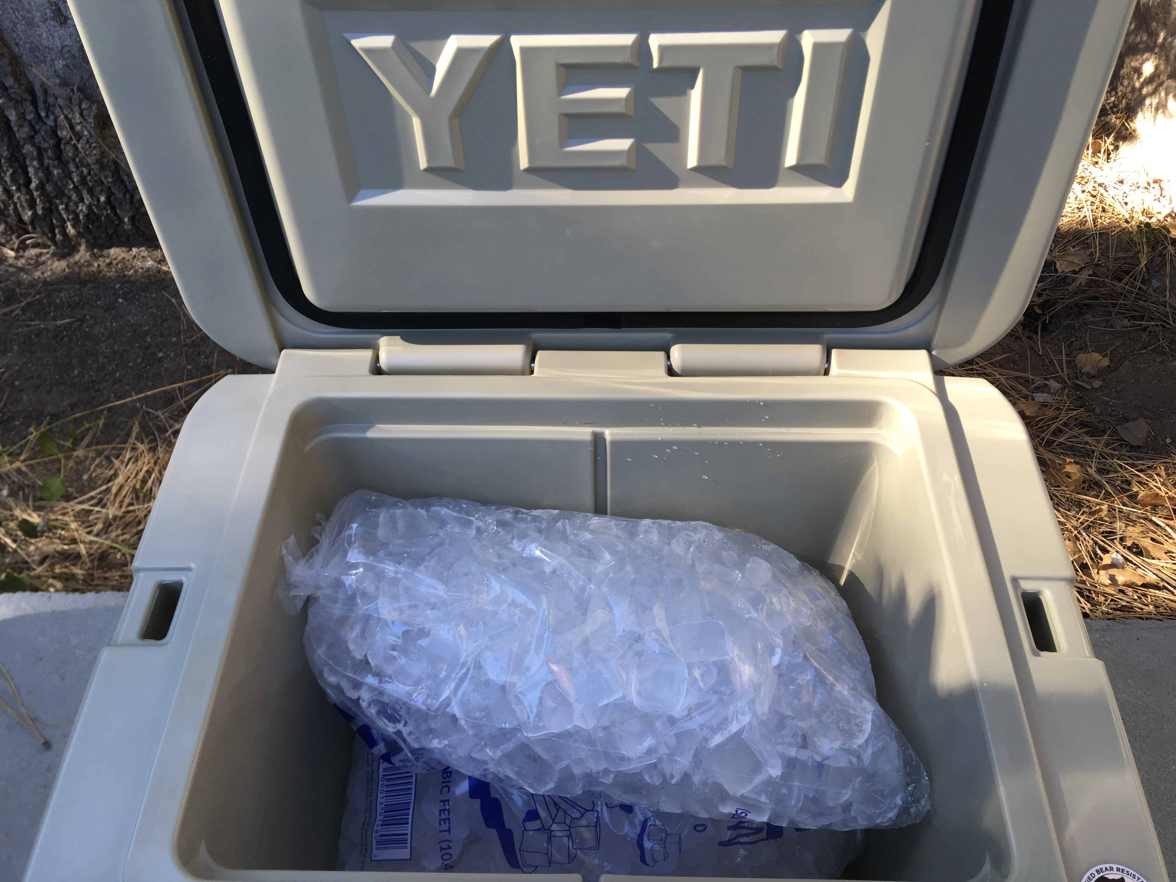 yeti-v-pelican