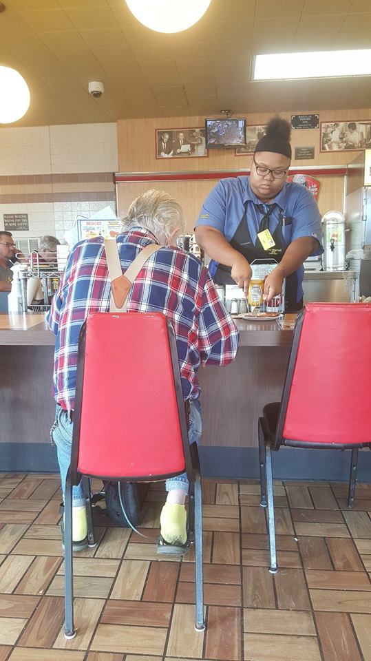 texas-waffle-house-waitress-scholarship