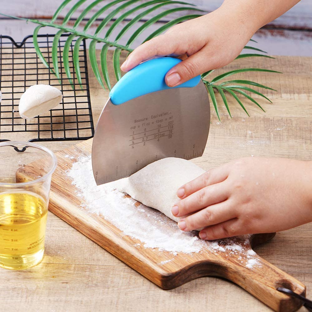 2 PCS Dough Pastry Scraper/Stainless Steel Dough Scraper Cutter with Non-Slip Grip, Pizza Cutter - Pastry Bread Separator Scale Knife(Red and Blue)