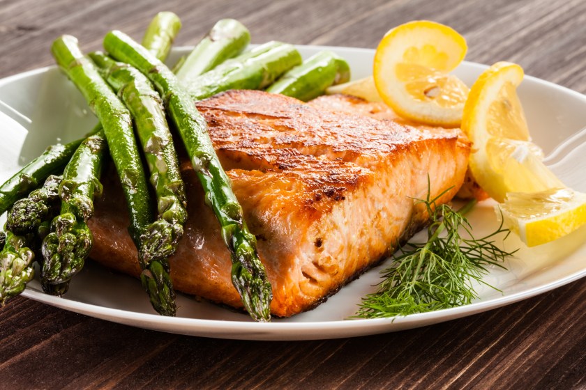 Grilled salmon with asparagus
