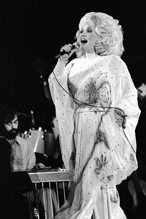 Dolly Parton singing Live
